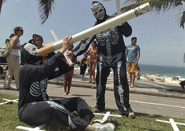 Акция против курения в Рио-де-Жанейро. Скелеты с сигаретами.