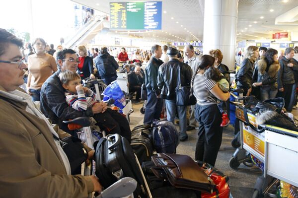 Пассажиры задержанных рейсов авиакомпании «Интеравиа» в аэропорту «Домодедово»