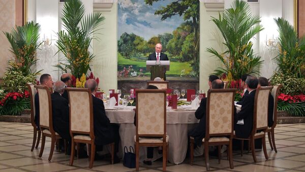 Владимир Путин во время государственного обеда от имени президента республики Сингапур в честь президента РФ. 13 ноября 2018