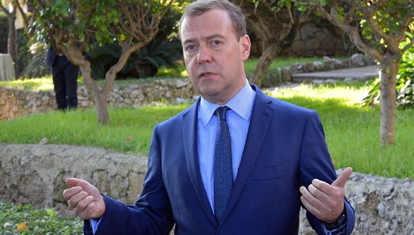 Дмитрий Медведев отвечает на вопросы журналистов по итогам пленарного заседания международной конференции по Ливии в Палермо. 13 ноября 2018