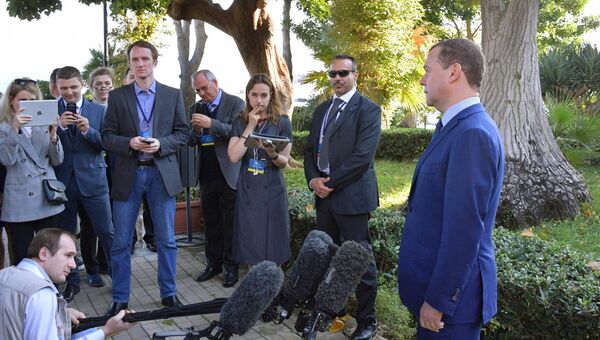 Дмитрий Медведев отвечает на вопросы журналистов по итогам пленарного заседания международной конференции по Ливии в Палермо. 13 ноября 2018