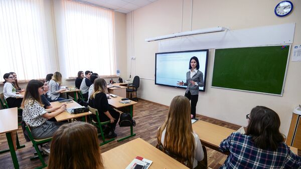 Урок английского языка в одной из московских школ. Архивное фото
