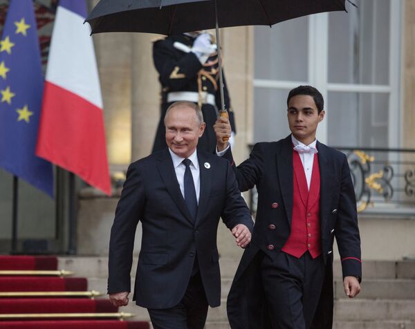 Президент РФ Владимир Путин покидает Елисейский дворец после рабочего завтрака от имени президента Франции Эммануэля Макрона в честь приглашенных глав государств и правительств