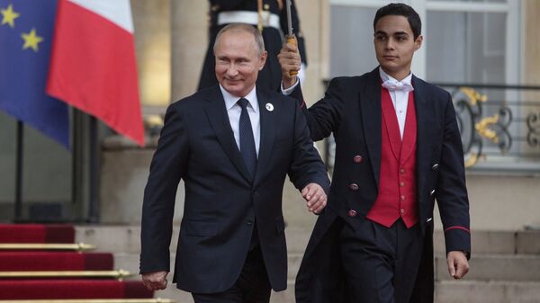 Президент РФ Владимир Путин покидает Елисейский дворец после рабочего завтрака от имени президента Франции Эммануэля Макрона в честь приглашенных глав государств и правительств. 11 ноября 2018