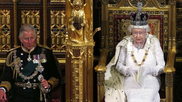 Королева Елизавета II с принцем Чарльзом во время речи в Палате лордов