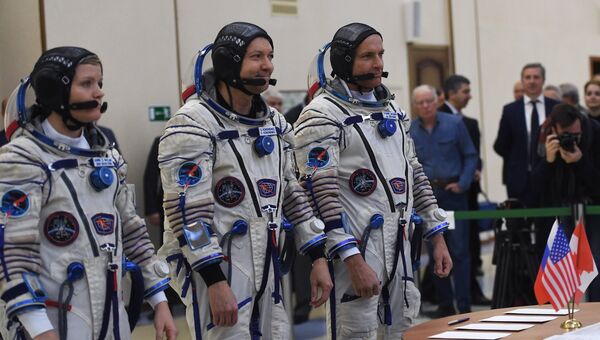 Члены основного экипажа МКС-58/59 перед началом комплексных экзаменационных тренировок в Центре подготовки космонавтов. 14 ноября 2018