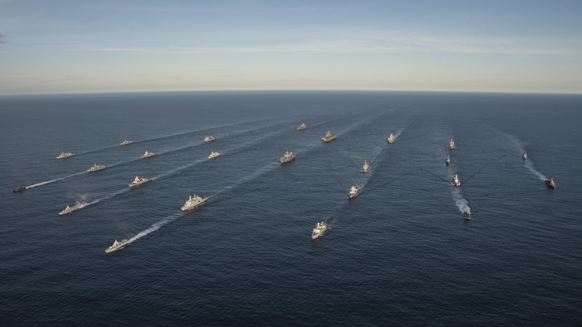 Двадцать четыре корабля из четырнадцати стран принимают участие в совместных учениях войск НАТО Trident Juncture 2018 (Единый трезубец) в Норвежском море. 7 ноября 2018  - РИА Новости, 1920, 07.10.2020