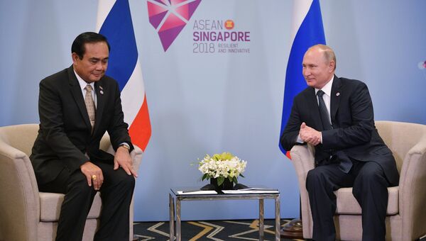 Президент РФ Владимир Путин и премьер-министр Королевства Таиланд Прают Чан-Оча во время встречи в Сингапуре. 14 ноября 2018
