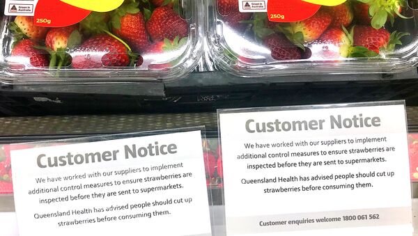 Предупреждение для покупателей под коробками с клубникой на полках супермаркета в штате Новый Южный Уэльс в Австралии