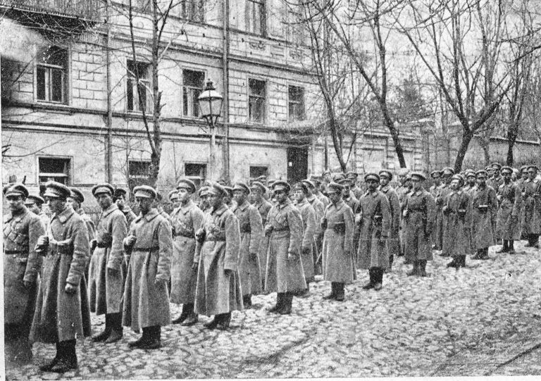 Сотня Сечевых стрельцов во время подавления восстания. Киев, январь 1918 года Сотня Сечевых стрельцов во время подавления восстания. Киев, январь 1918 года