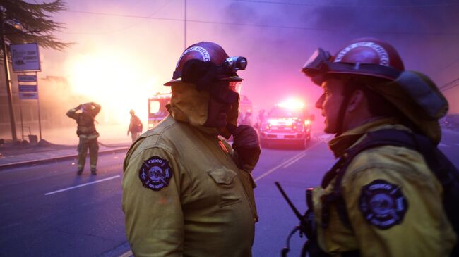 Спасатели на месте лесного пожара в штате Калифорния. Архивное фото