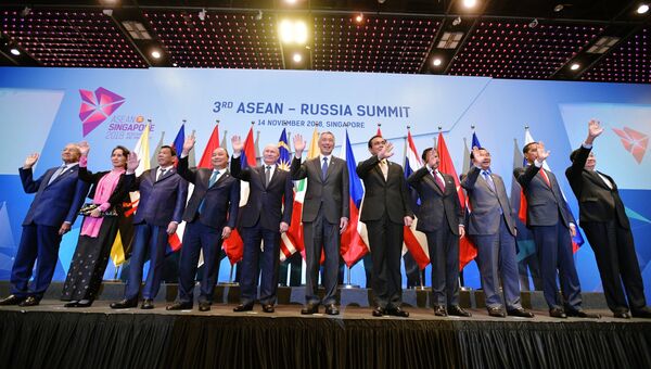 Президент РФ Владимир Путин во время совместного фотографирования глав делегаций государств-участников саммита Россия-АСЕАН в Сингапуре. 14 ноября 2018