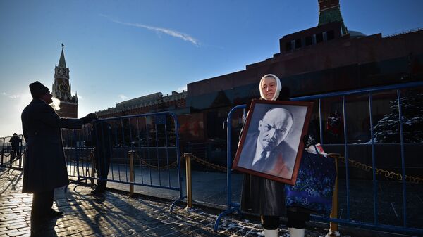 Участники церемонии возложения цветов к мавзолею В.И. Ленина на Красной площади в Москве