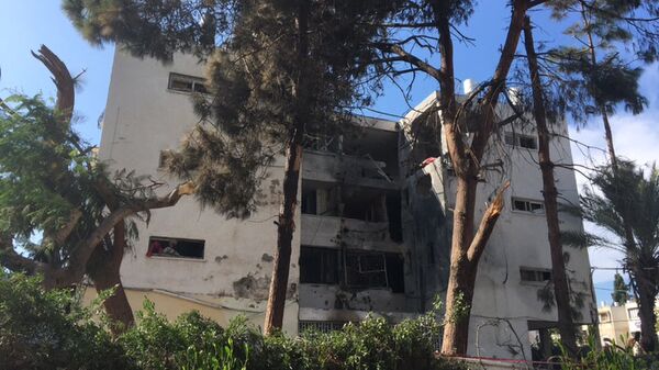 Последствия палестинского ракетного обстрела города Ашкелона на юге Израиля