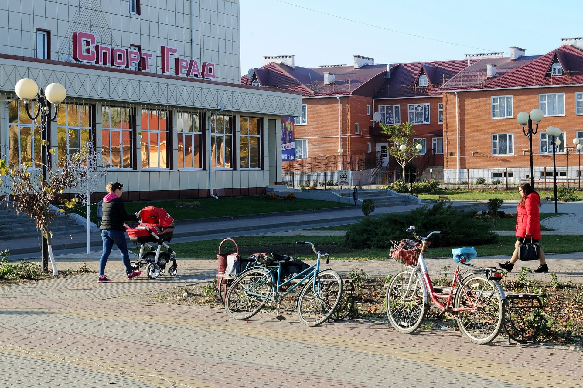 Местные жители на одной из улиц в станице Кущевская Краснодарского края - РИА Новости, 1920, 08.10.2025