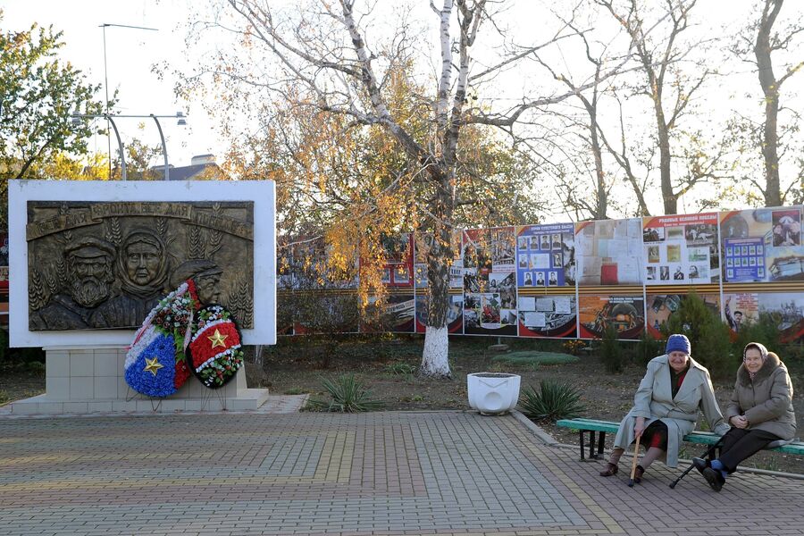 Памятник труженикам тыла в станице Кущевская Краснодарского края