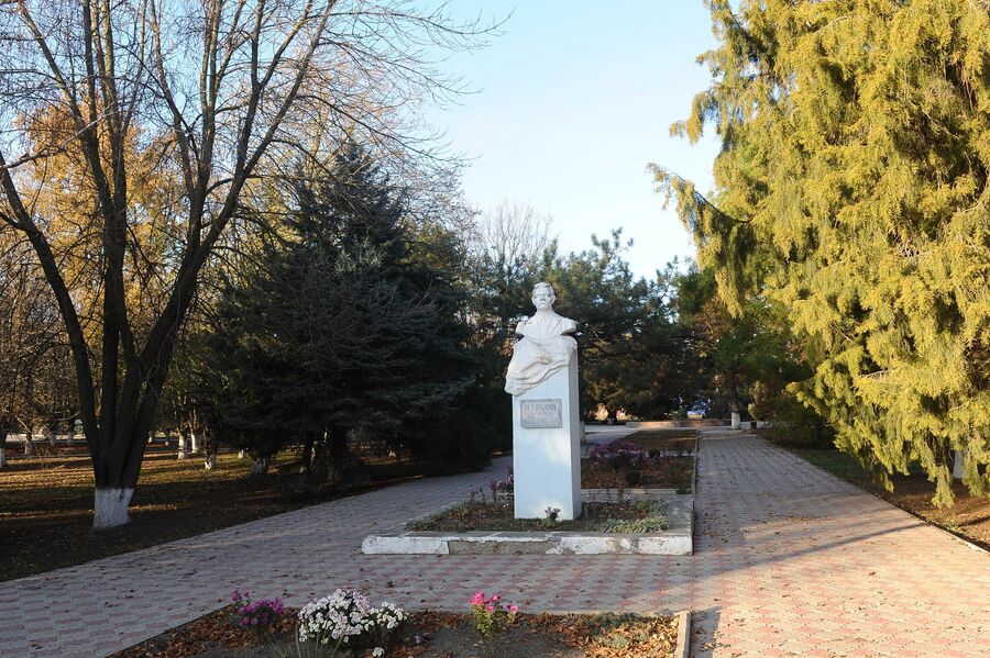 Памятник Максиму Горькому в станице Кущевская Краснодарского края