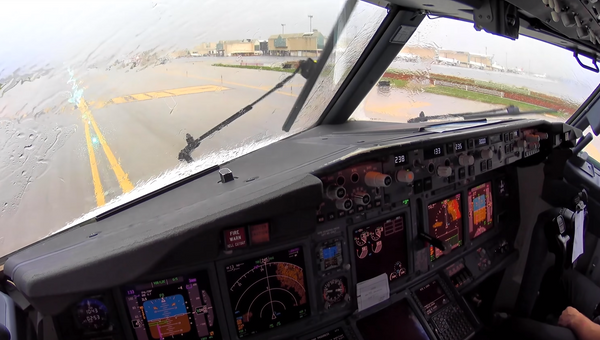Посадку самолета в турбулентность сняли на видео из кабины пилота. Скриншот