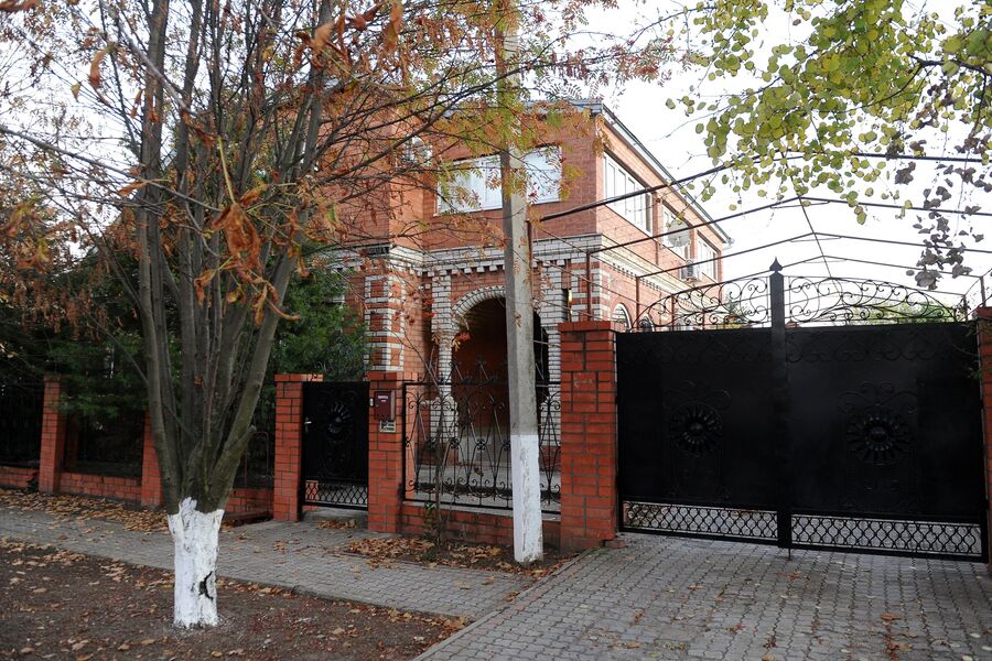 Частный дом, в котором 5 ноября 2010 года было совершено массовое убийство, в станице Кущевская Краснодарского края