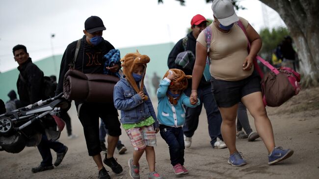 Мигранты из бедных центрально американских стран, направляющиеся в США, отправляются из лагеря в Хуан Родригес Клара, Мексика. 13 ноября 2018