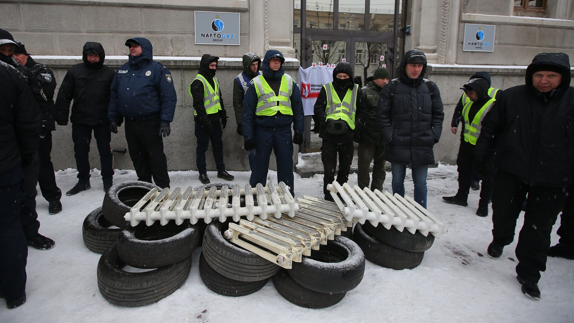 Акция с требованием включить отопление в городах Украины у здания компании Нафтогаз в Киеве - РИА Новости, 1920, 25.10.2020