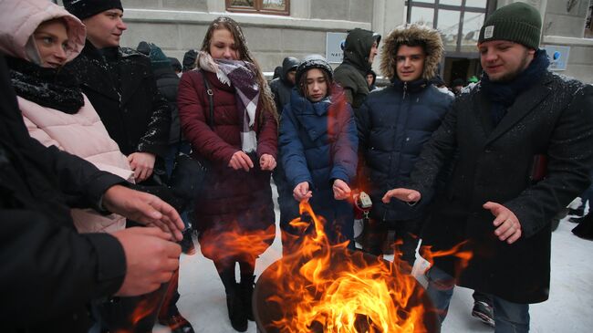 Акция с требованием включить отопление в городах Украины у здания компании Нафтогаз в Киеве