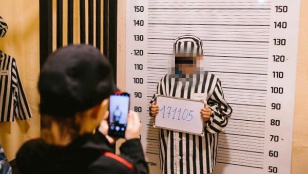 В мурманском торговом центре в ходе мероприятия с участием сотрудников полиции детей переодели в одежду, напоминающую робы заключенных