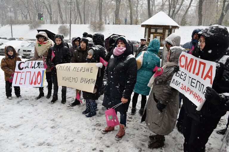 Акция с требованием включить отопление в городах Украины у здания Кабинета министров в Киеве