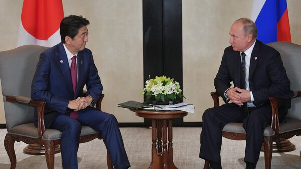 Президент РФ Владимир Путин и премьер-министр Японии Синдзо Абэ во время встречи в Сингапуре. 14 ноября 2018