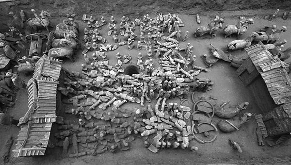Миниатюрная копия Терракотовой армии, найденная в Китае