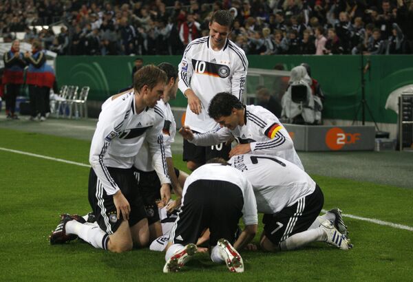 Сборная Германии поздравляет Петра Троховски с голом в ворота сборной Уэльса в отборочном матче ЧМ-2010