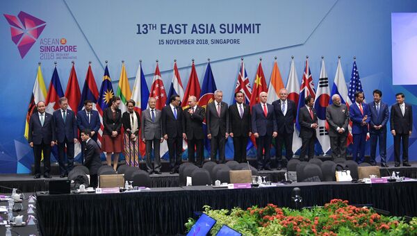 Президент РФ Владимир Путин перед началом совместного фотографирования глав делегаций государств-участников Восточноазиатского саммита в Сингапуре. 15 ноября 2018