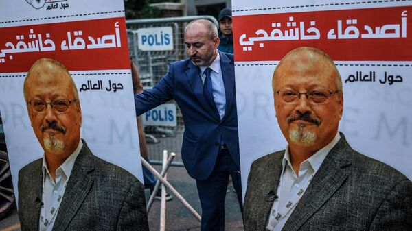 Плакаты с фотографией журналиста Джамаля Хашукджи у консульства Саудовской Аравии в Стамбуле