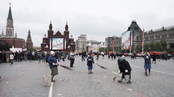 Дворники подметают Красную площадь после первомайской демонстрации.
