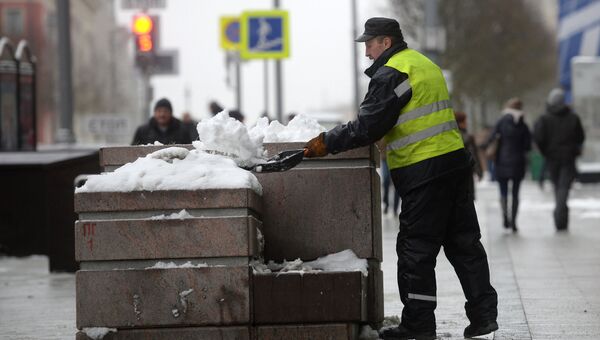 Работники коммунальных служб убирают снег на улицах Москвы. Архивное фото