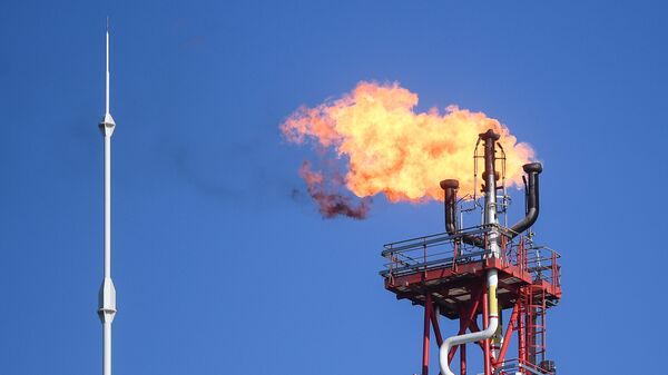 Факел стационарной нефтедобывающей платформы