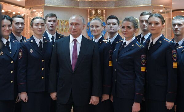 Президент РФ Владимир Путин фотографируется с курсантами во время посещения Московского университета МВД России имени В. Я. Кикотя
