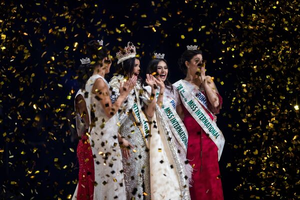 Победительница конкурса красоты Мисс Интернешнл - 2018 Mariem Claret Vlazco Garcia в окружении девушек, занявших призовые места. Токио, Япония