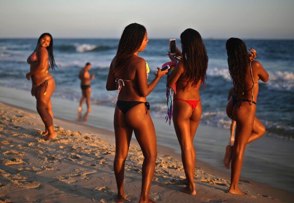 Девушки на пляже Ипанема в Рио-де-Жанейро