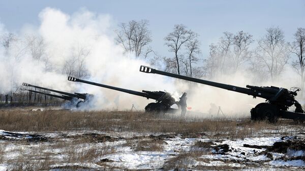Военнослужащие 150-й мотострелковой стреляют из гаубиц 2А65 во время учений на полигоне Кузьминский в Ростовской области