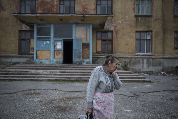 Местная жительница у общежития города Макеевка Донецкой области