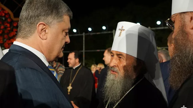 Блаженнейший Митрополит Киевский и всея Украины Онуфрий и Петр Порошенко на акции Первая минута мира, которая состоялась в мемориальном комплексе Национальный музей истории Украины во Второй мировой войне. 8 мая 2018