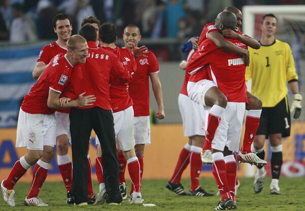 Сборная Швейцарии празднует победу над Грецией в отборочном матче ЧМ-2010