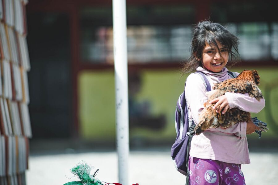 Девочка возле клиники Health&Help в Гватемале