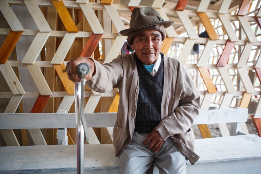 Мужчина возле клиники Health&Help в Гватемале