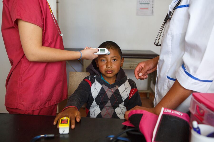 Осмотр пациента в клинике Health&Help в Гватемале