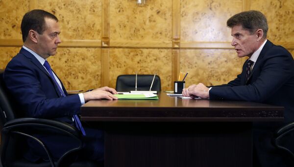 Дмитрий Медведев и ВРИО губернатора Приморского края Олег Кожемяко во время встречи. 16 ноября 2018
