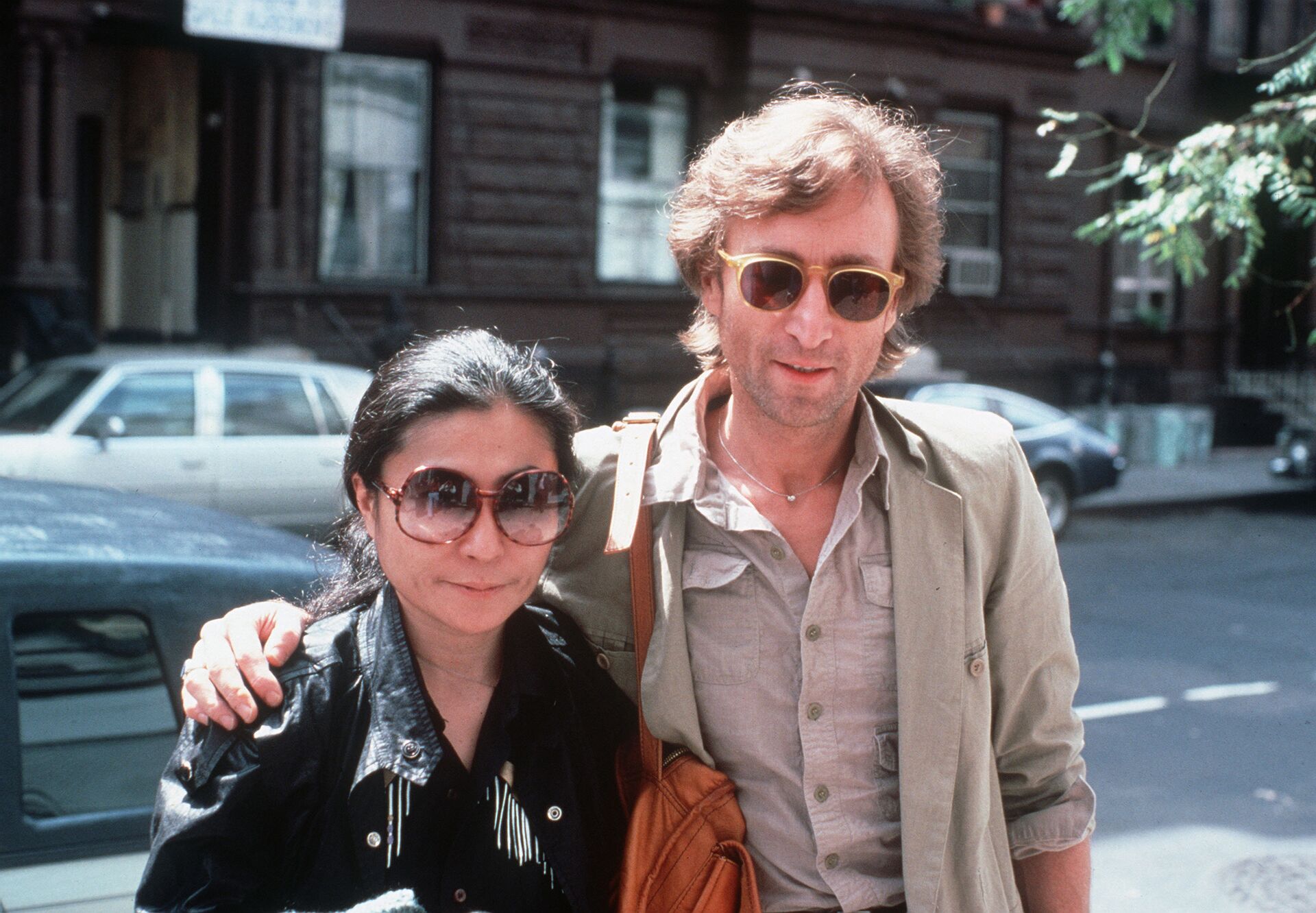 Джон Леннон и его жена Йоко Оно по пути на студию звукозаписи Хит-Файн в Нью-Йорке. 22 августа 1980 - РИА Новости, 1920, 08.10.2020