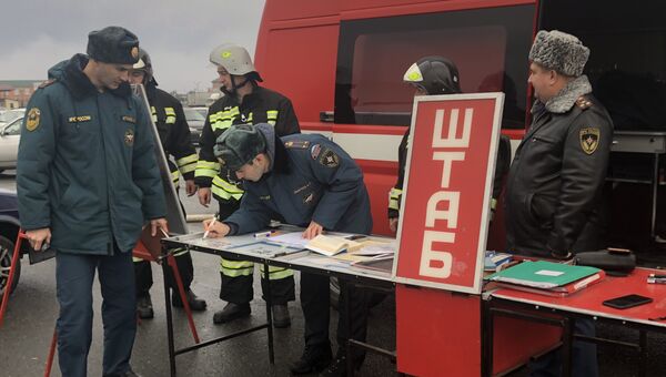 Сотрудники МЧС на месте пожара на рынке автотоваров Викалина, Владикавказ. 16 ноября 2018