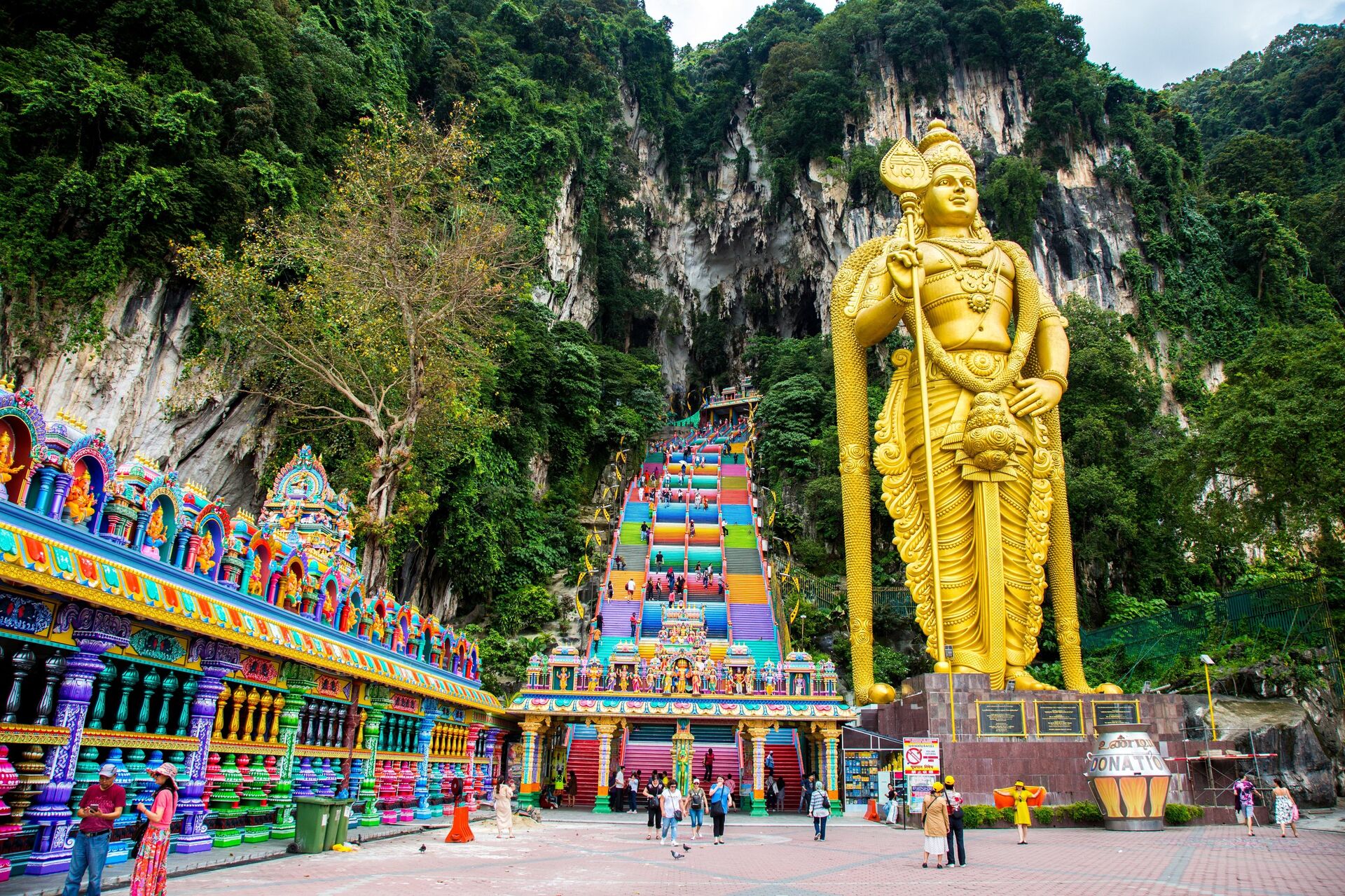 43-х метровая статуя бога Муругана возвышается возле лестницы к пещерам Бату в Куала-Лумпуре - РИА Новости, 1920, 01.12.2020